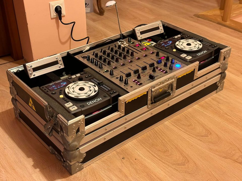 DJ pultas DENON su tvirtu flightcase’u