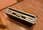 DJ pultas DENON su tvirtu flightcase’u