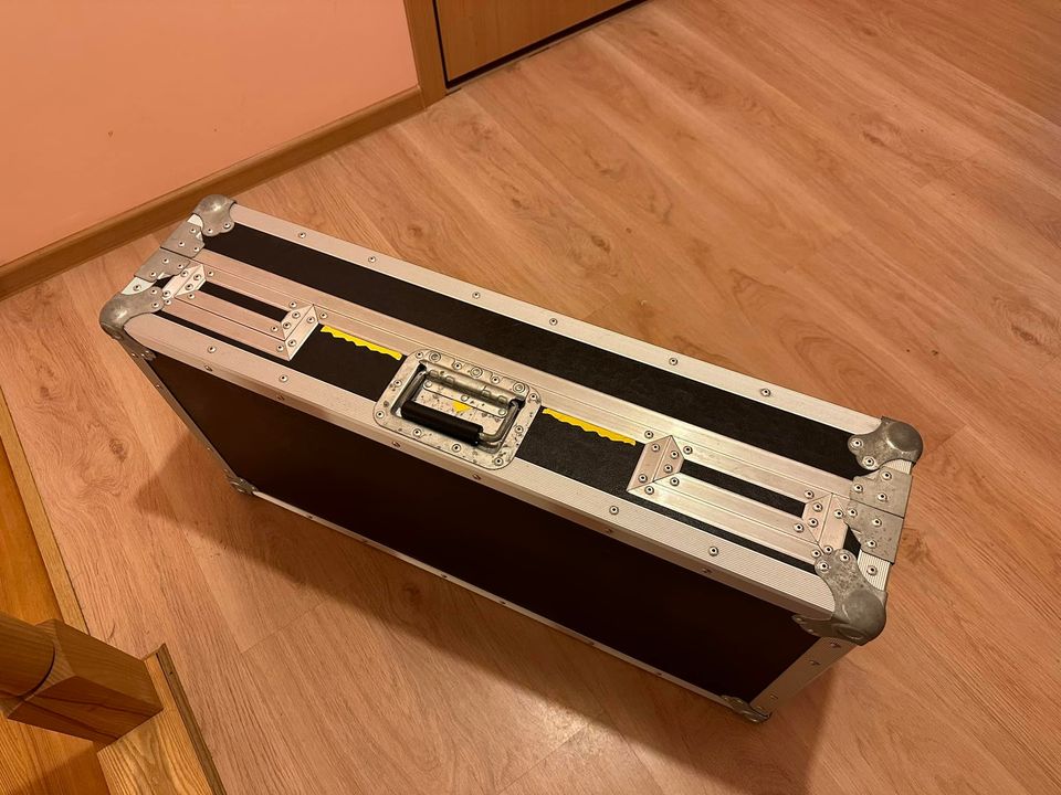 DJ pultas DENON su tvirtu flightcase’u