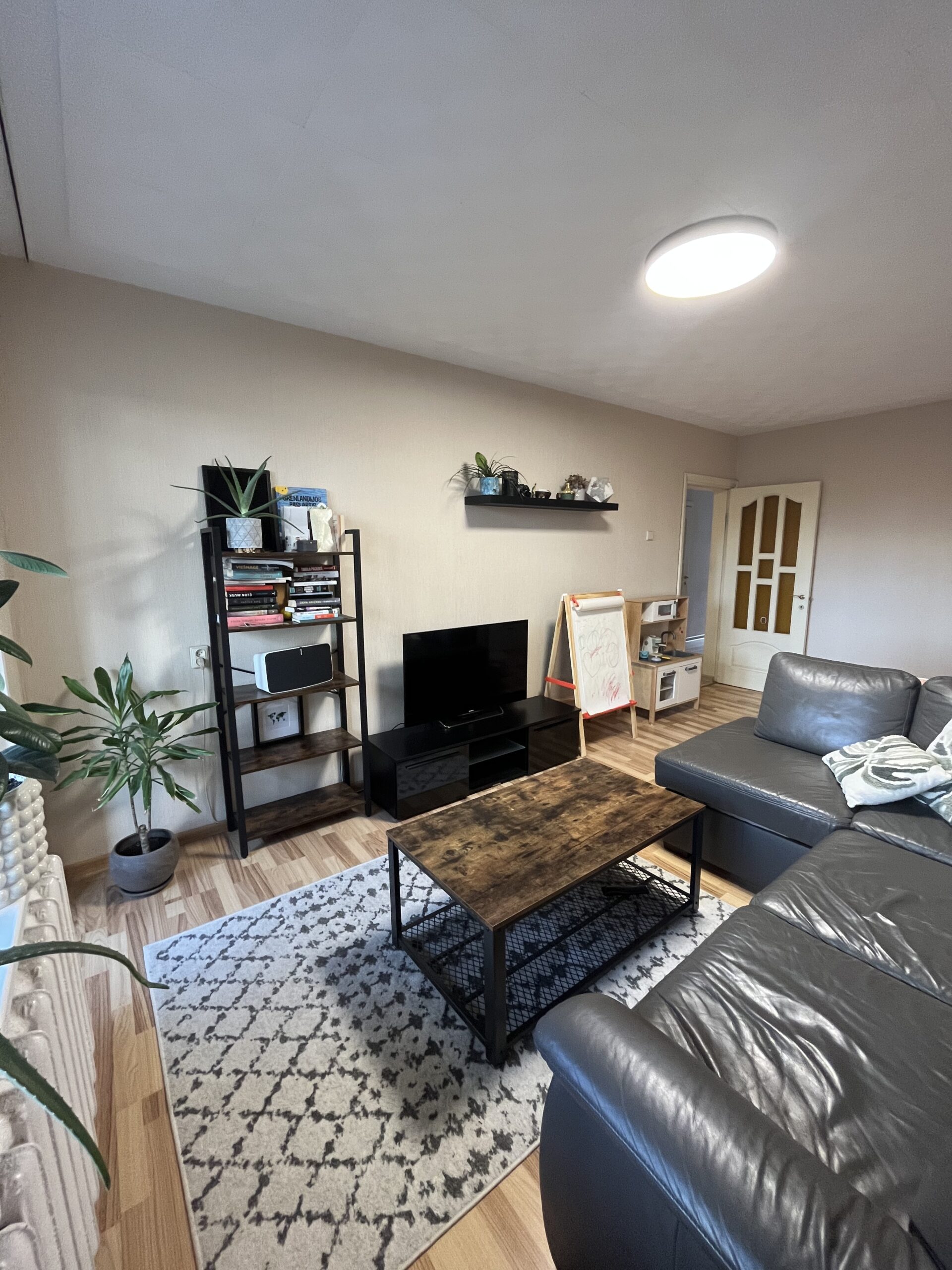 Parduodamas 2 kambarių butas Gargžduose.