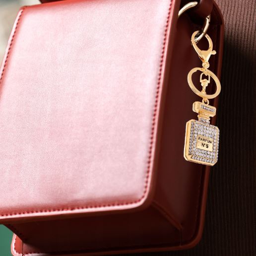 Prabangiai atrodantis raktų pakabukas „kvepalų buteliukas”