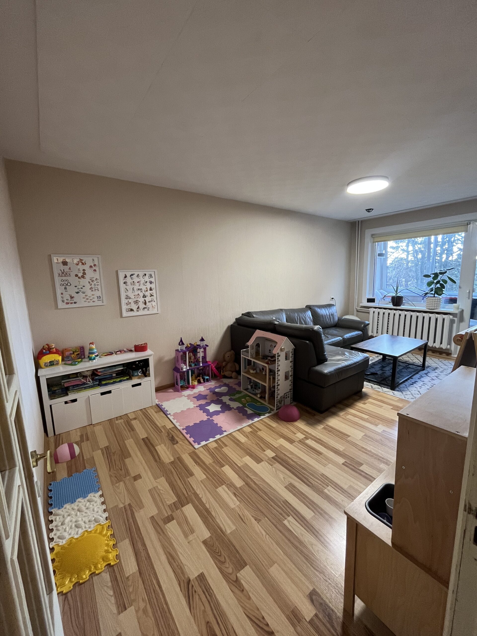 Parduodamas 2 kambarių butas Gargžduose.