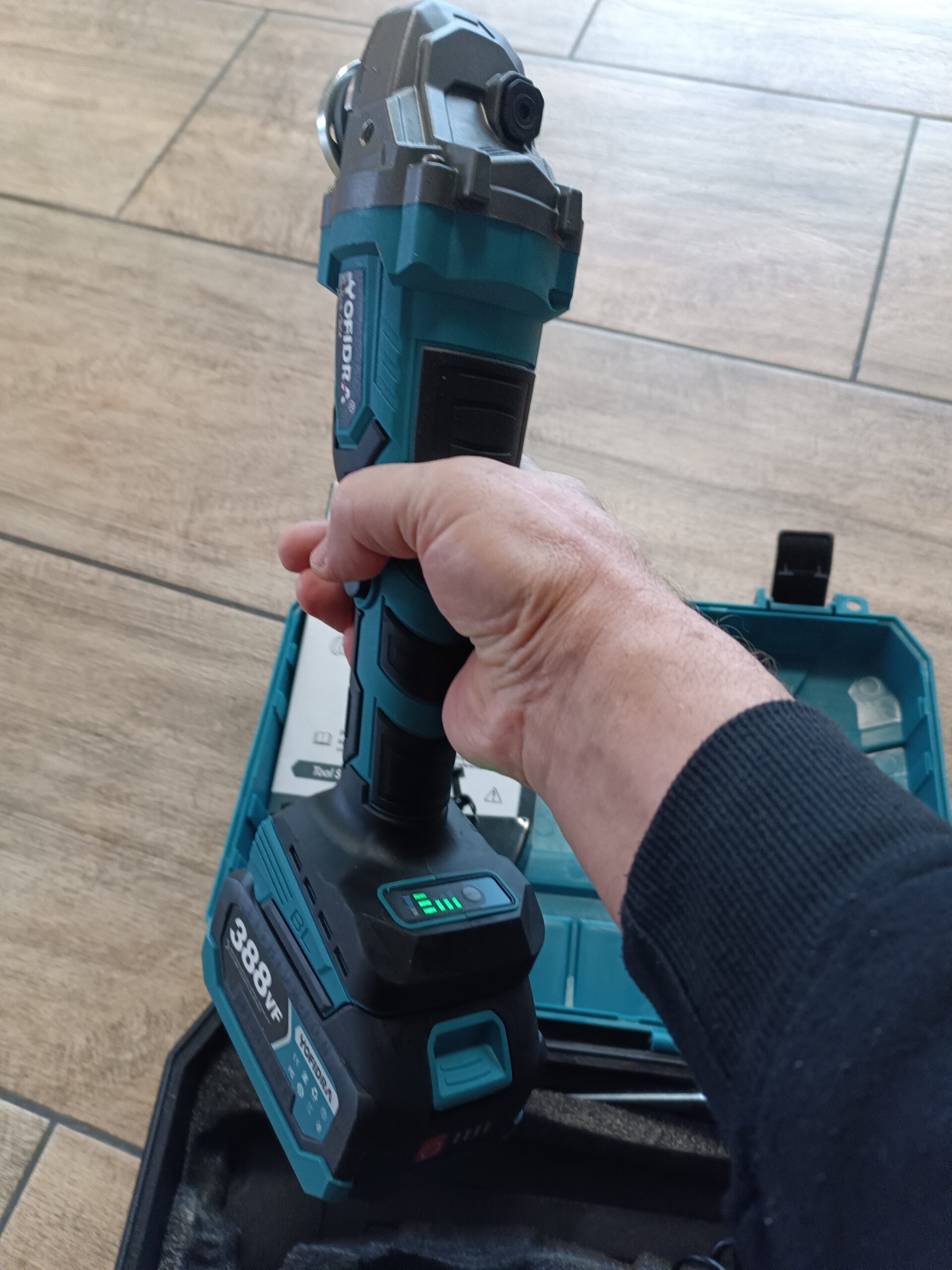 Kampinis slifuoklis 18v