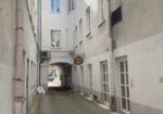 IŠSKIRTINĖJE SENAMIESČIO VIETOJE PARDUODAMAS 4 KAMBARIŲ BUTAS DIDŽIOJI G. 11, VILNIUJE.