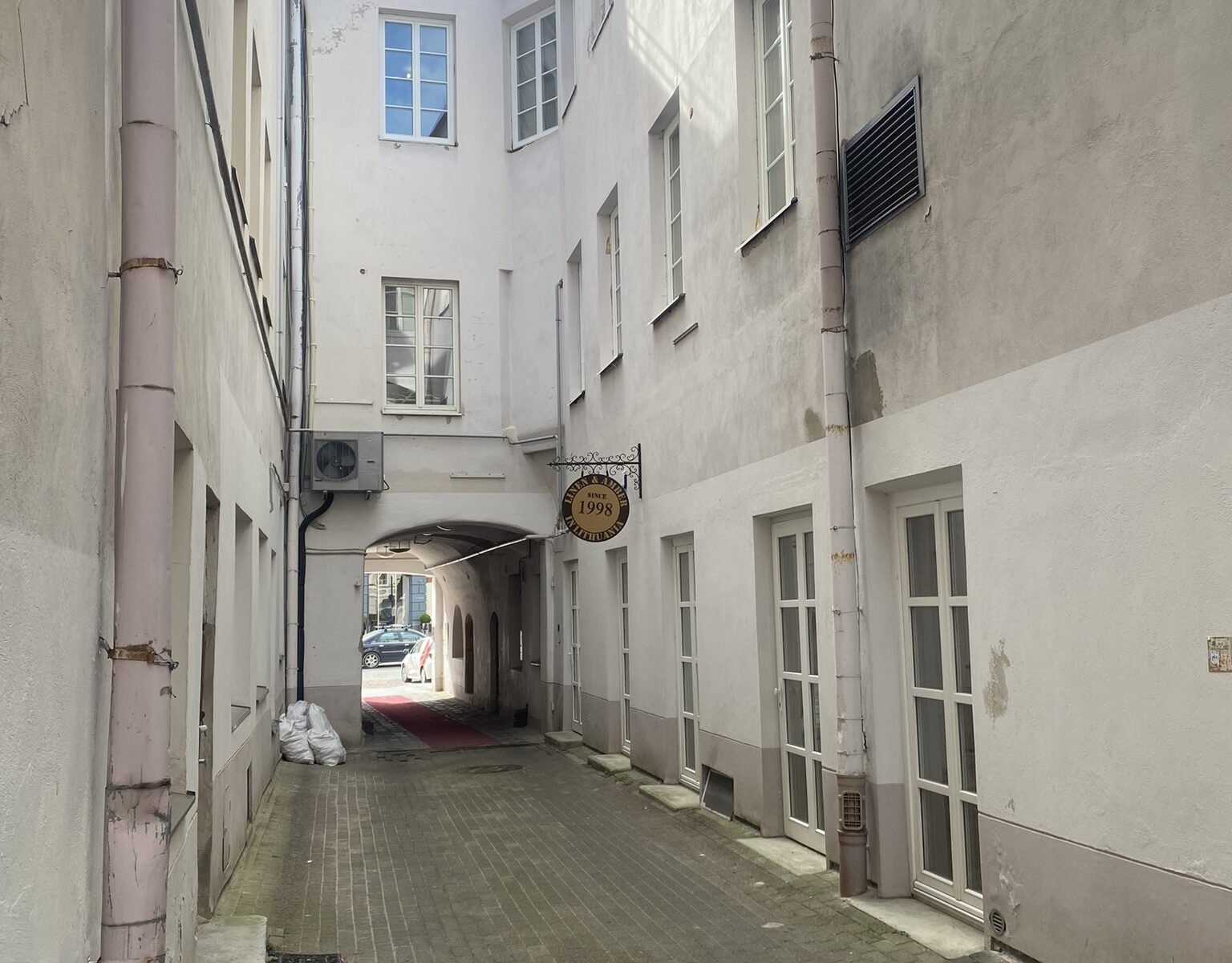 IŠSKIRTINĖJE SENAMIESČIO VIETOJE PARDUODAMAS 4 KAMBARIŲ BUTAS DIDŽIOJI G. 11, VILNIUJE.