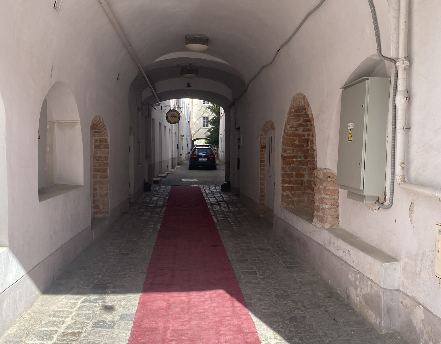IŠSKIRTINĖJE SENAMIESČIO VIETOJE PARDUODAMAS 4 KAMBARIŲ BUTAS DIDŽIOJI G. 11, VILNIUJE.