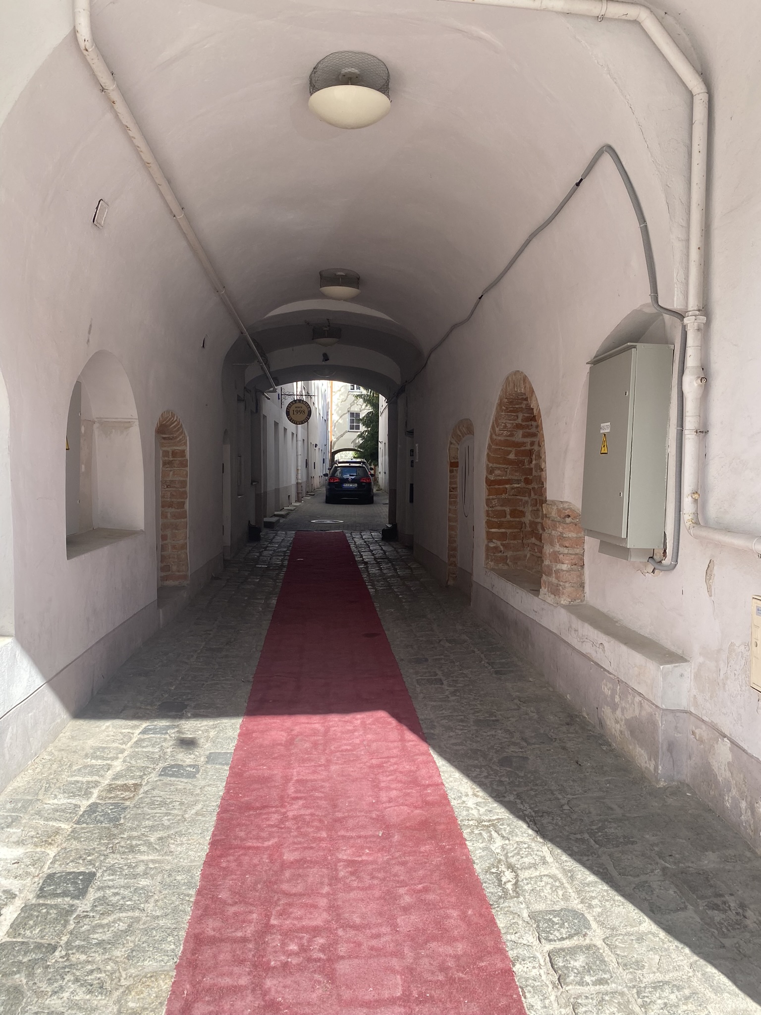 IŠSKIRTINĖJE SENAMIESČIO VIETOJE PARDUODAMAS 4 KAMBARIŲ BUTAS DIDŽIOJI G. 11, VILNIUJE.