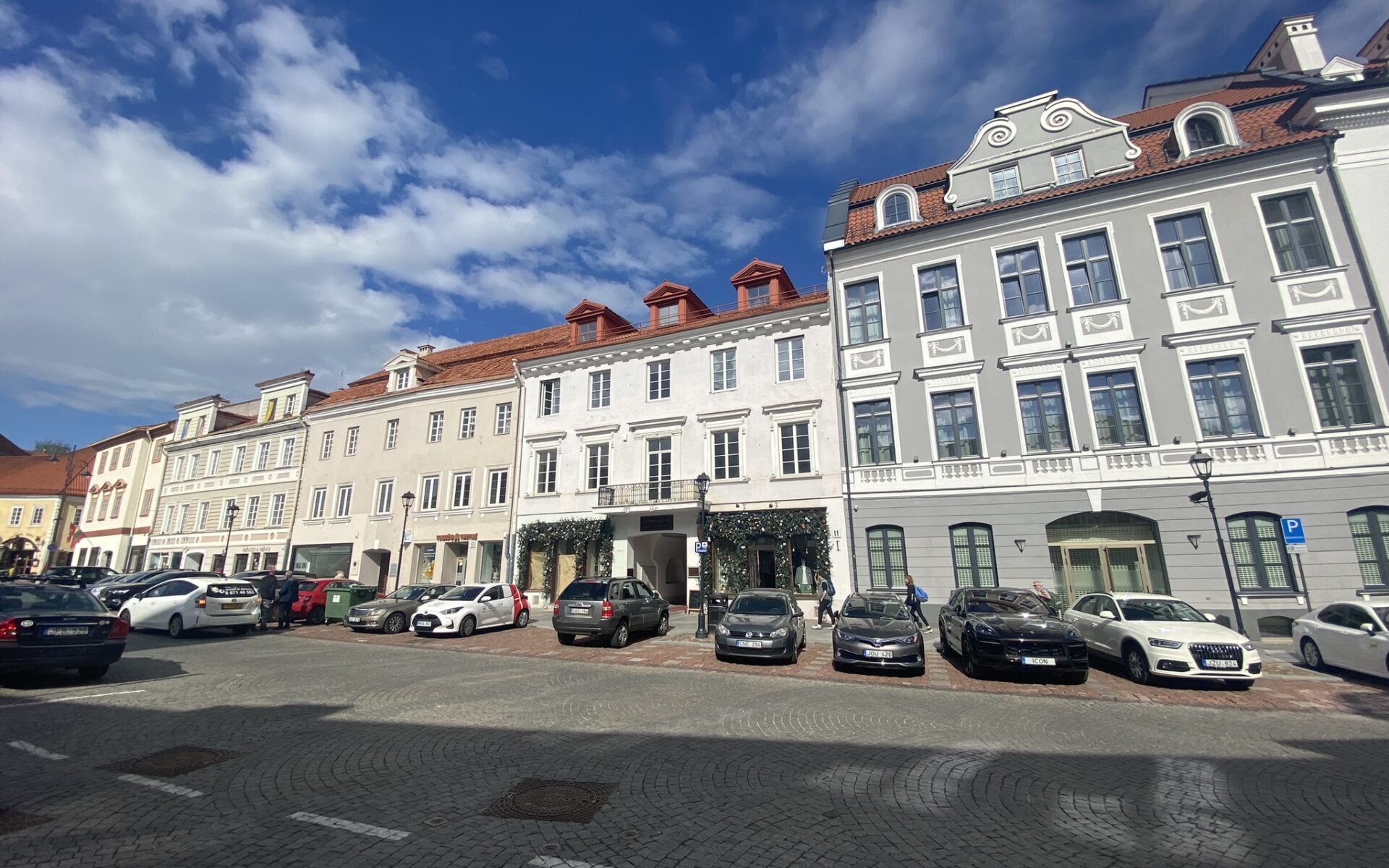 IŠSKIRTINĖJE SENAMIESČIO VIETOJE PARDUODAMAS 4 KAMBARIŲ BUTAS DIDŽIOJI G. 11, VILNIUJE.