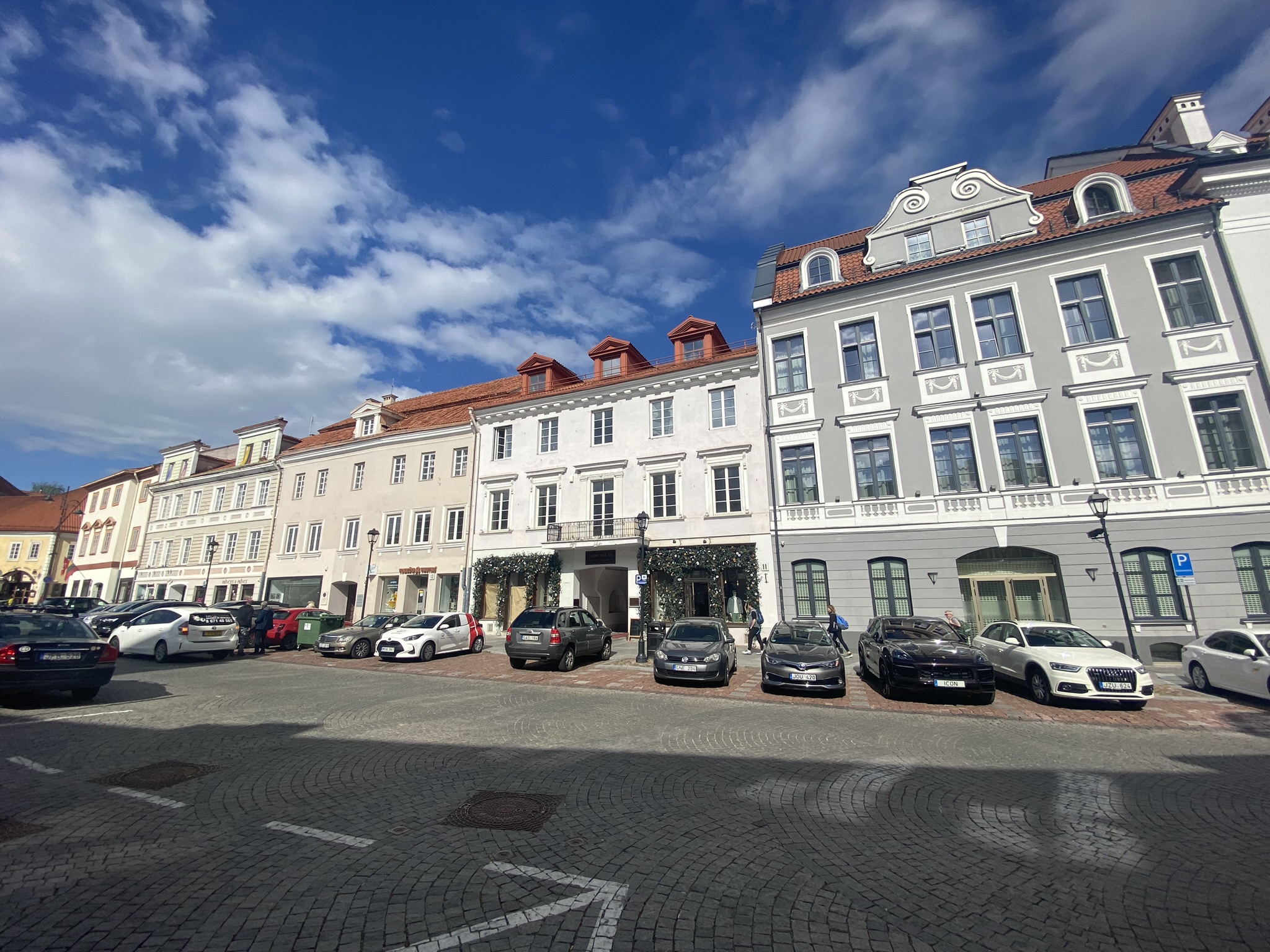 IŠSKIRTINĖJE SENAMIESČIO VIETOJE PARDUODAMAS 4 KAMBARIŲ BUTAS DIDŽIOJI G. 11, VILNIUJE.