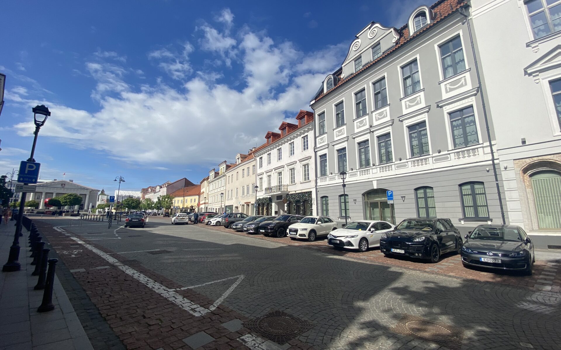 IŠSKIRTINĖJE SENAMIESČIO VIETOJE PARDUODAMAS 4 KAMBARIŲ BUTAS DIDŽIOJI G. 11, VILNIUJE.