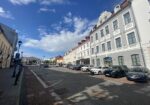 IŠSKIRTINĖJE SENAMIESČIO VIETOJE PARDUODAMAS 4 KAMBARIŲ BUTAS DIDŽIOJI G. 11, VILNIUJE.