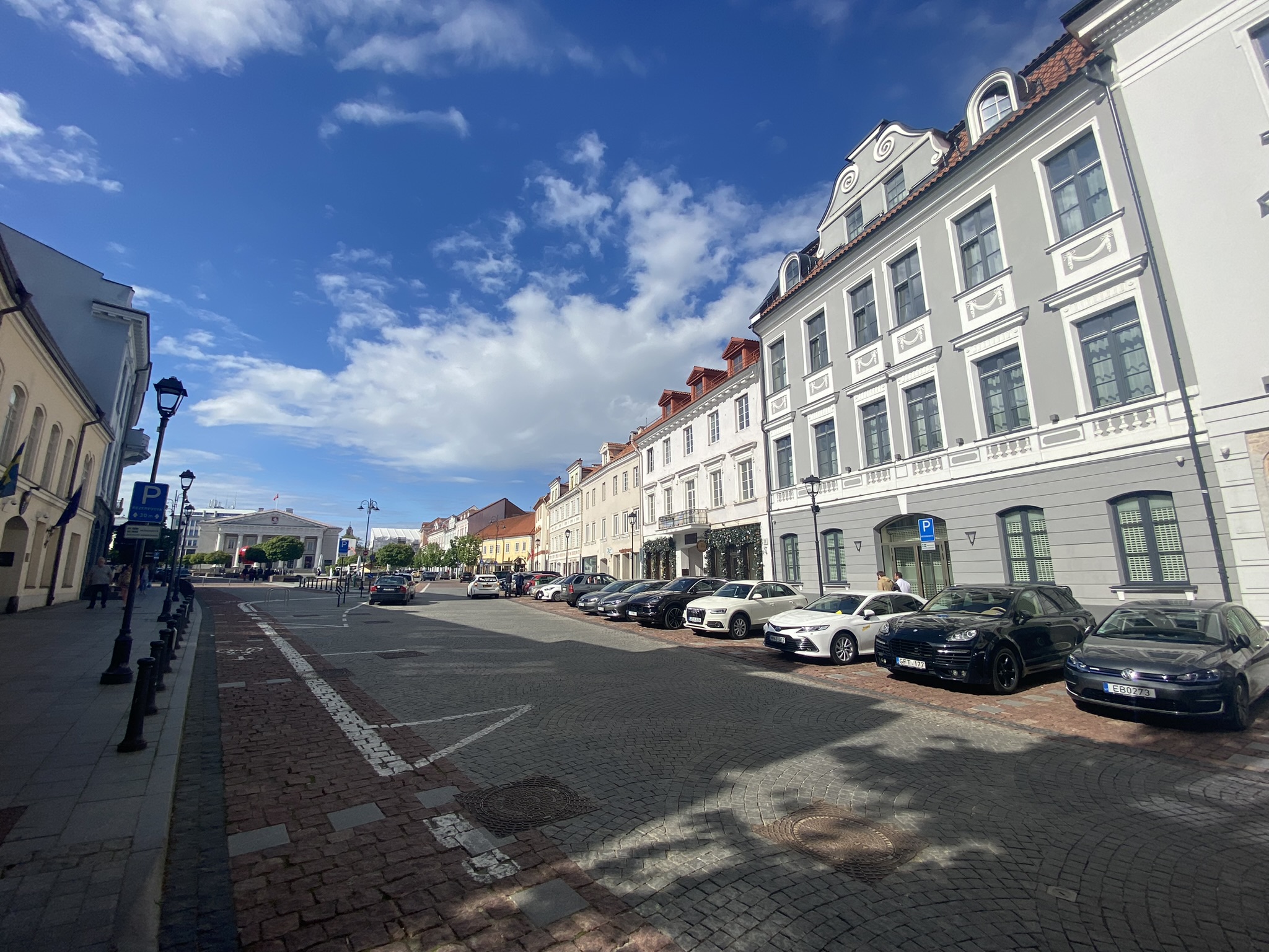 IŠSKIRTINĖJE SENAMIESČIO VIETOJE PARDUODAMAS 4 KAMBARIŲ BUTAS DIDŽIOJI G. 11, VILNIUJE.