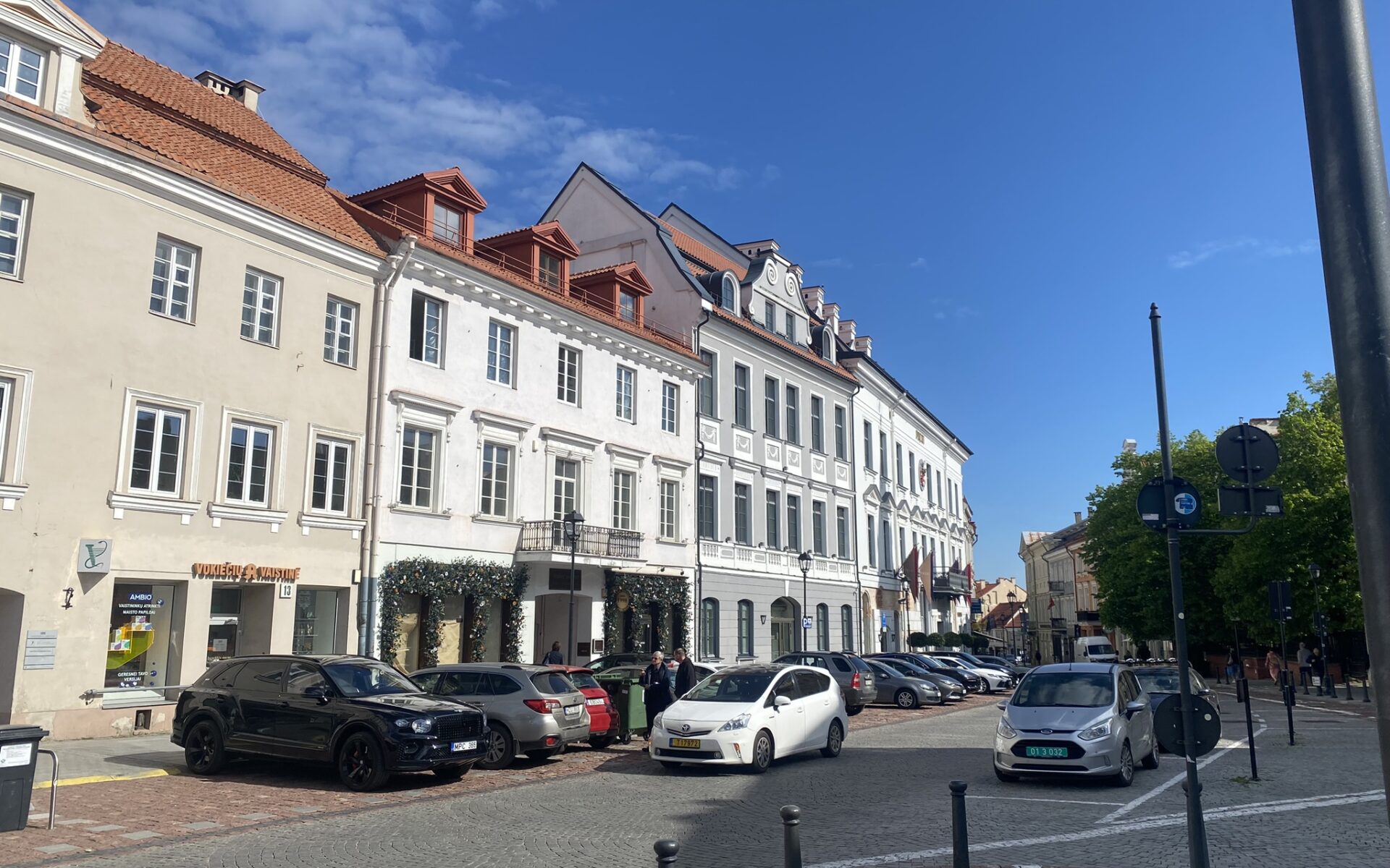 IŠSKIRTINĖJE SENAMIESČIO VIETOJE PARDUODAMAS 4 KAMBARIŲ BUTAS DIDŽIOJI G. 11, VILNIUJE.