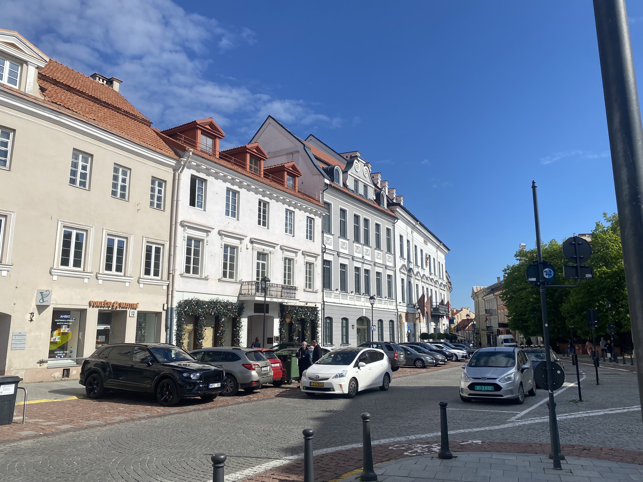 IŠSKIRTINĖJE SENAMIESČIO VIETOJE PARDUODAMAS 4 KAMBARIŲ BUTAS DIDŽIOJI G. 11, VILNIUJE.