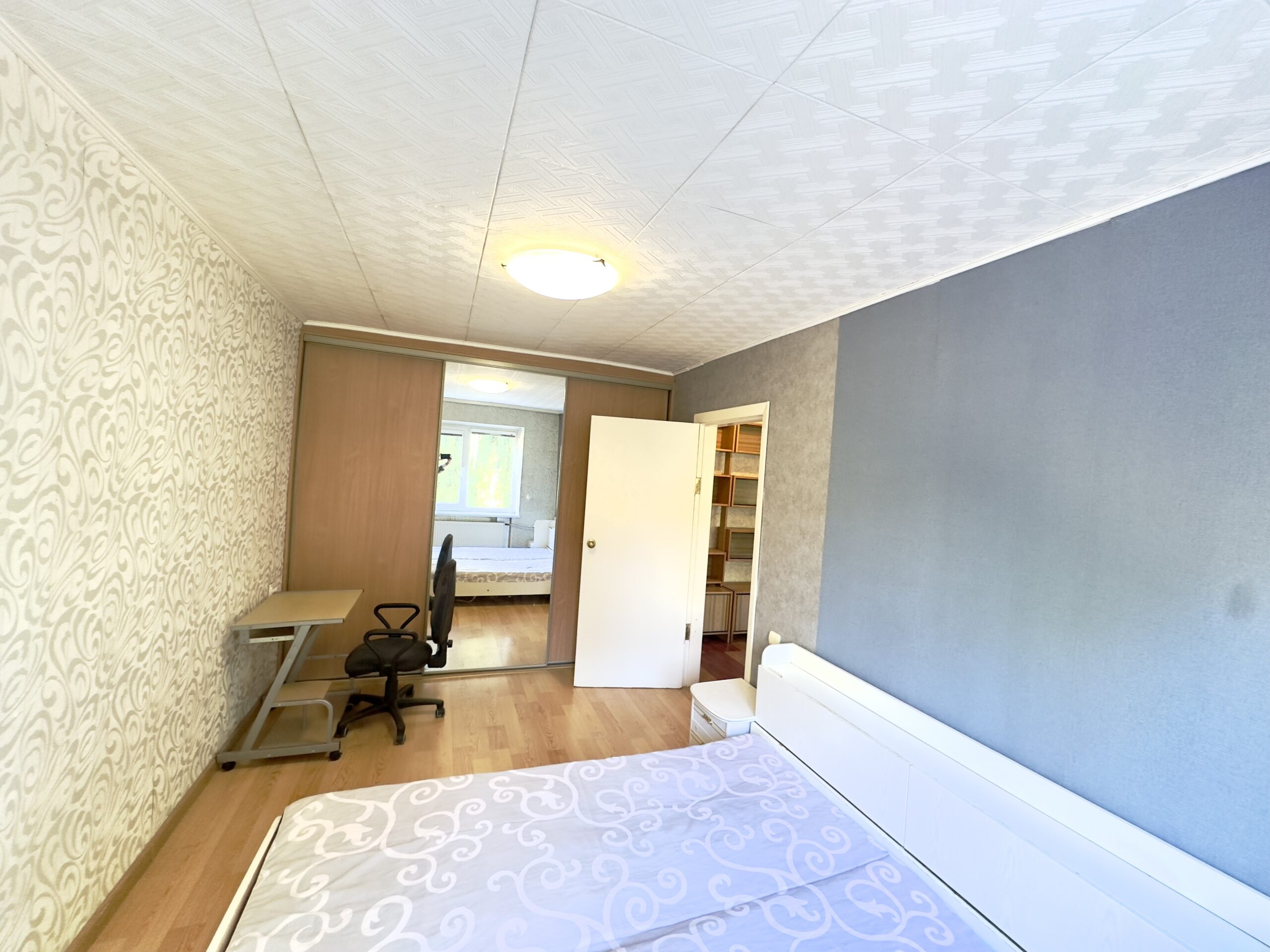 Parduodamas 2 kambarių butas.