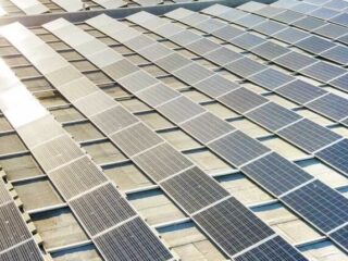 O3_commercial-solar-panels-in-rows-on-top-of-buildings-1500×430-1