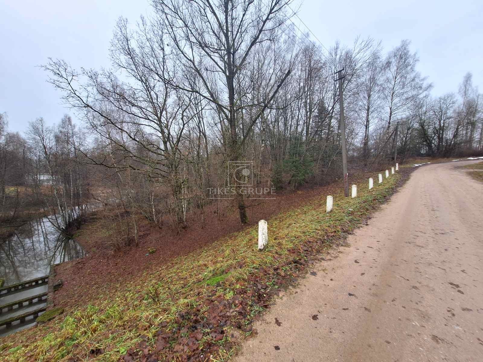 Šis pasiūlymas – puiki galimybė įsigyti unikalų objektą, apimantį žemės ūkio paskirties žemę, mišką ir vandens telkinį viename!