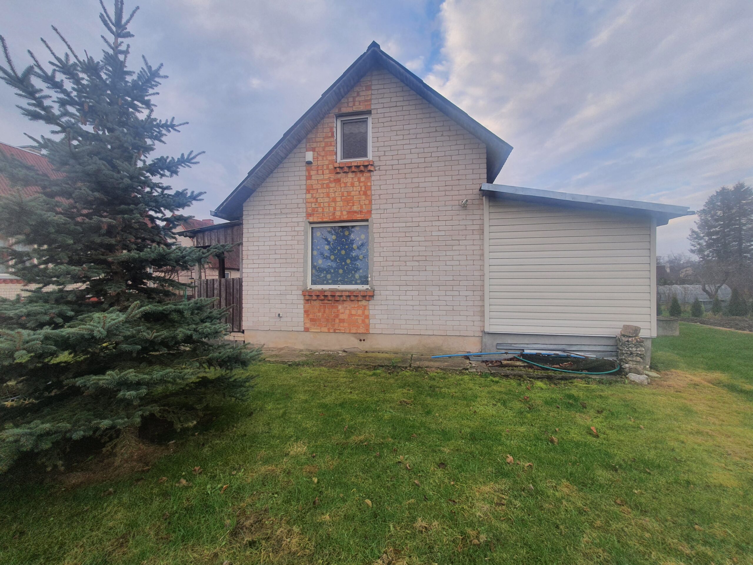 Parduodamas tvarkingas mūrinis namas