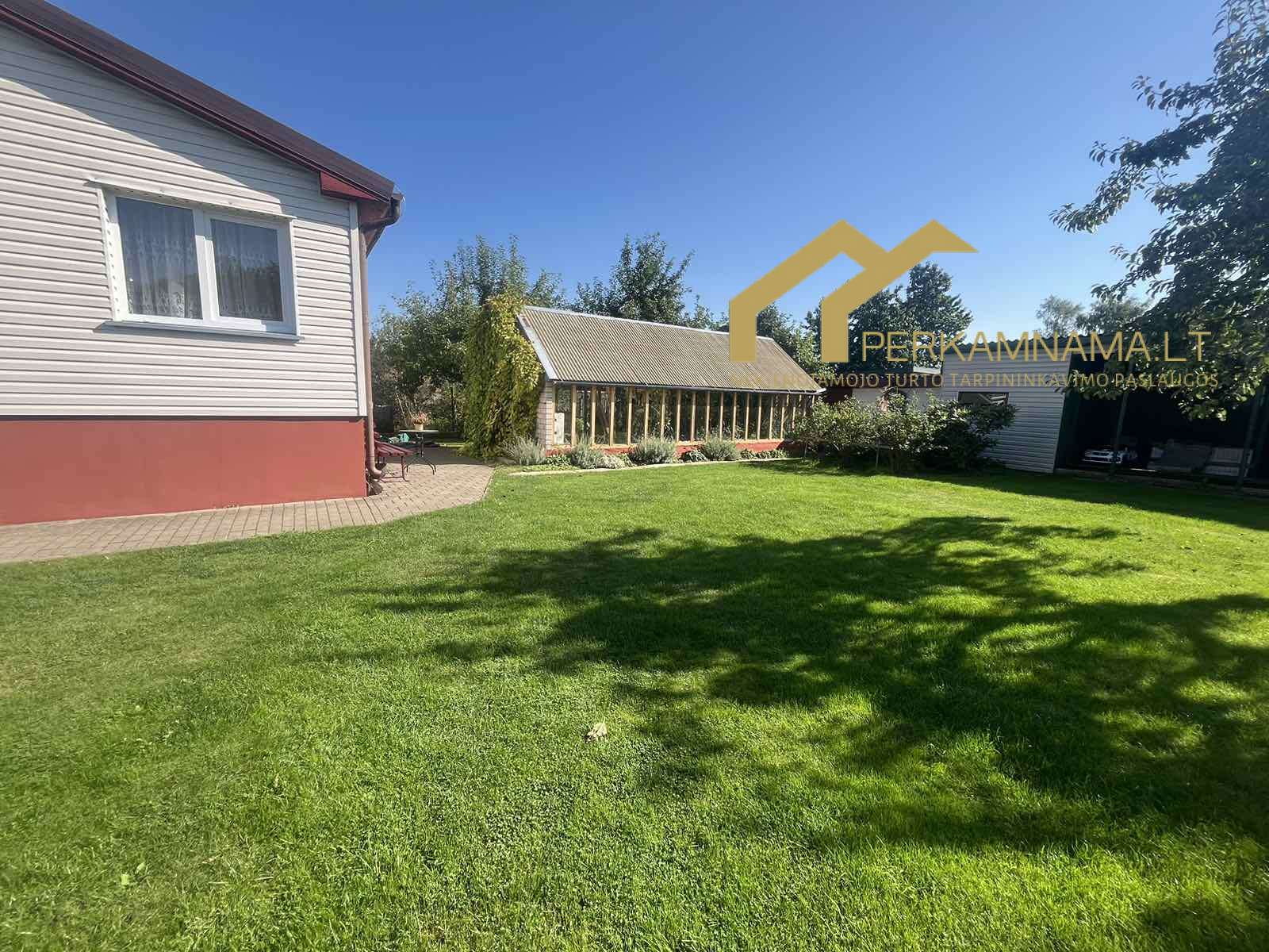 Parduodamas namas su sklypu