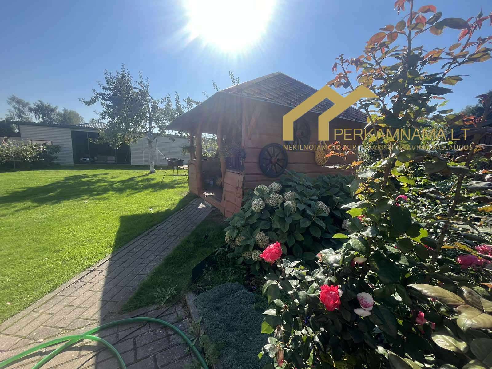 Parduodamas namas su sklypu