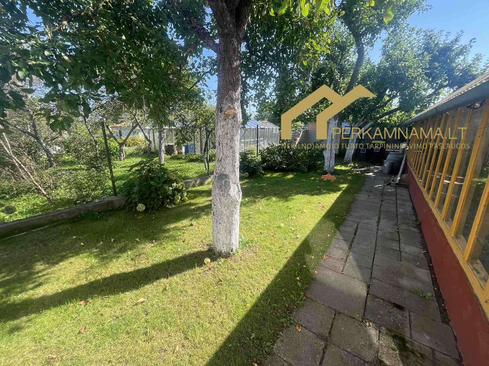 Parduodamas namas su sklypu