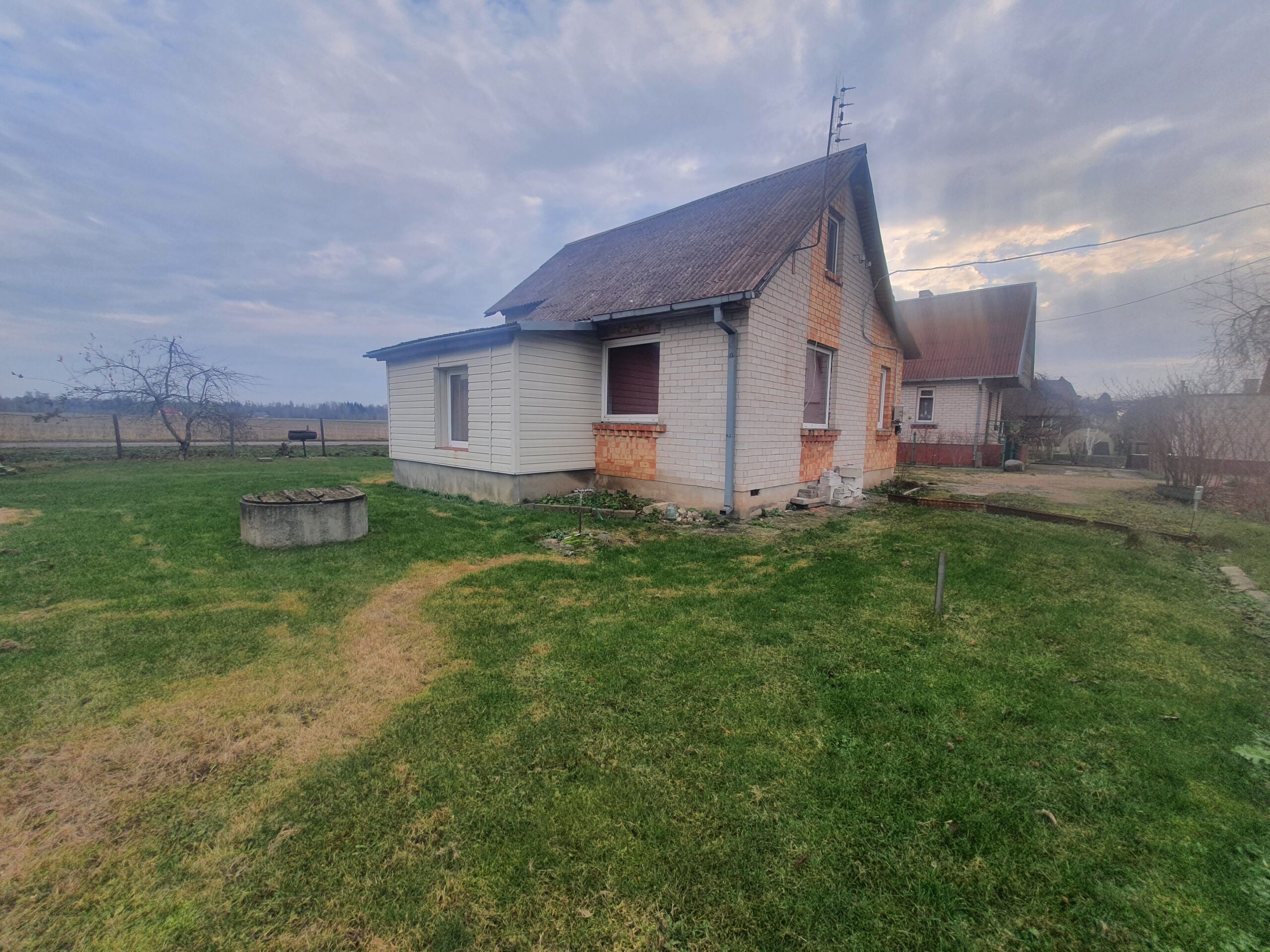 Parduodamas tvarkingas mūrinis namas