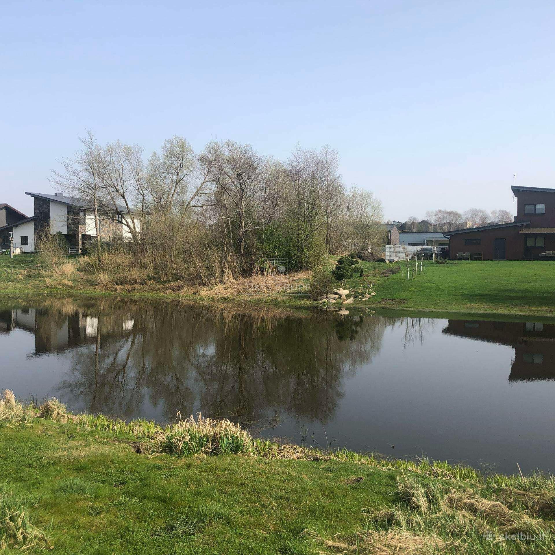 Parduodamas IŠSKIRTINIS sklypas Tauro Slenyje, Perkūno g. 12, Klaipėdoje, prestižiniame „Dvaro slenis“ gyvenamųjų namų kvartale – prie pat vandens telkinio!