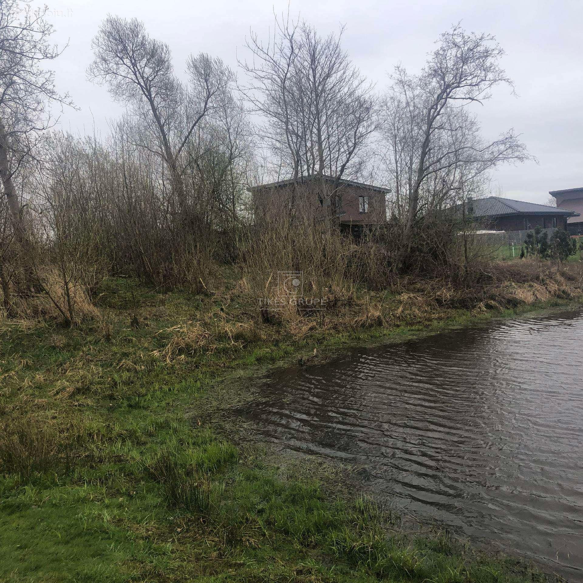 Parduodamas IŠSKIRTINIS sklypas Tauro Slenyje, Perkūno g. 12, Klaipėdoje, prestižiniame „Dvaro slenis“ gyvenamųjų namų kvartale – prie pat vandens telkinio!