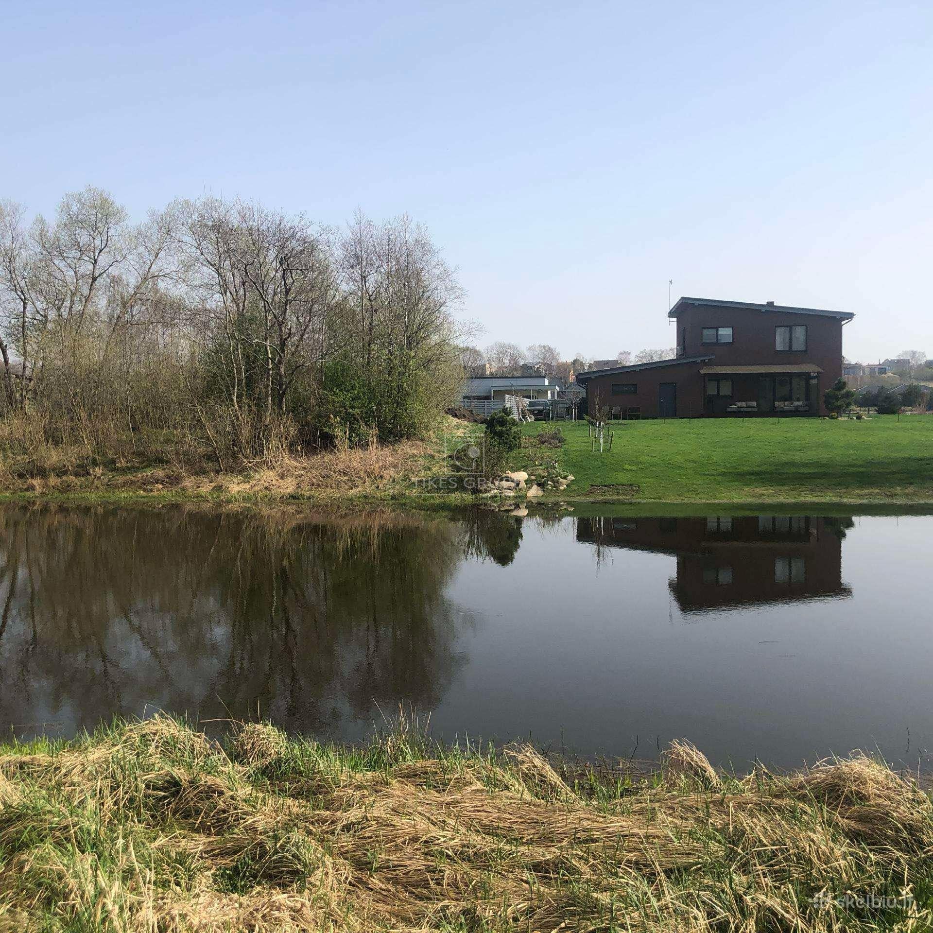 Parduodamas IŠSKIRTINIS sklypas Tauro Slenyje, Perkūno g. 12, Klaipėdoje, prestižiniame „Dvaro slenis“ gyvenamųjų namų kvartale – prie pat vandens telkinio!