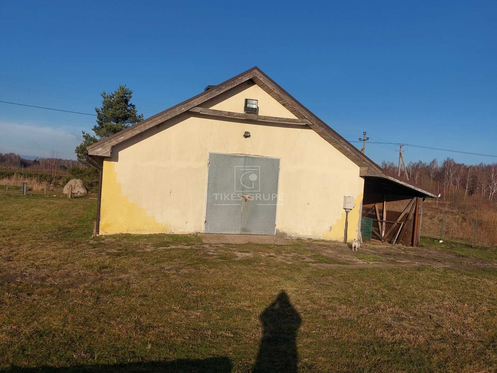 Parduodamas ūkinis pastatas su priestatu, esantis Šnaukštuose.