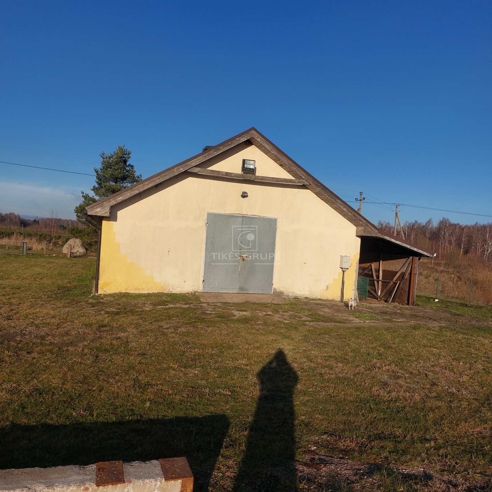 Parduodamas ūkinis pastatas su priestatu, esantis Šnaukštuose.
