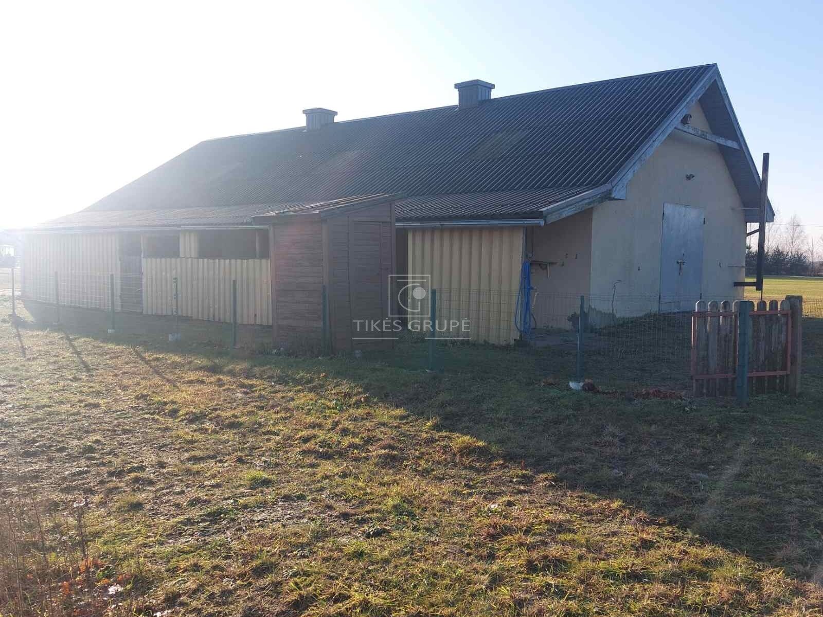 Parduodamas ūkinis pastatas su priestatu, esantis Šnaukštuose.