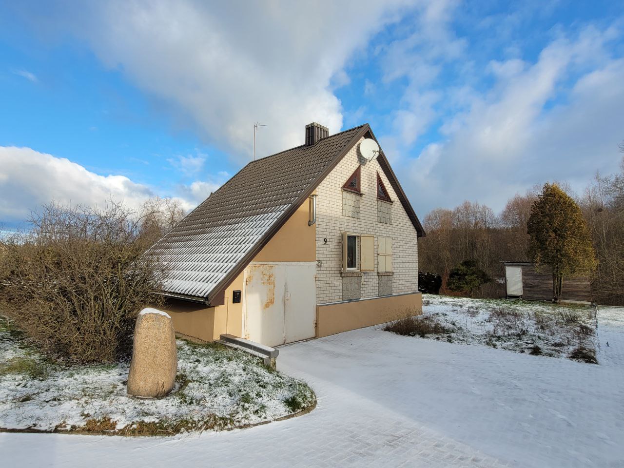 Parduodamas mūrinis namas.