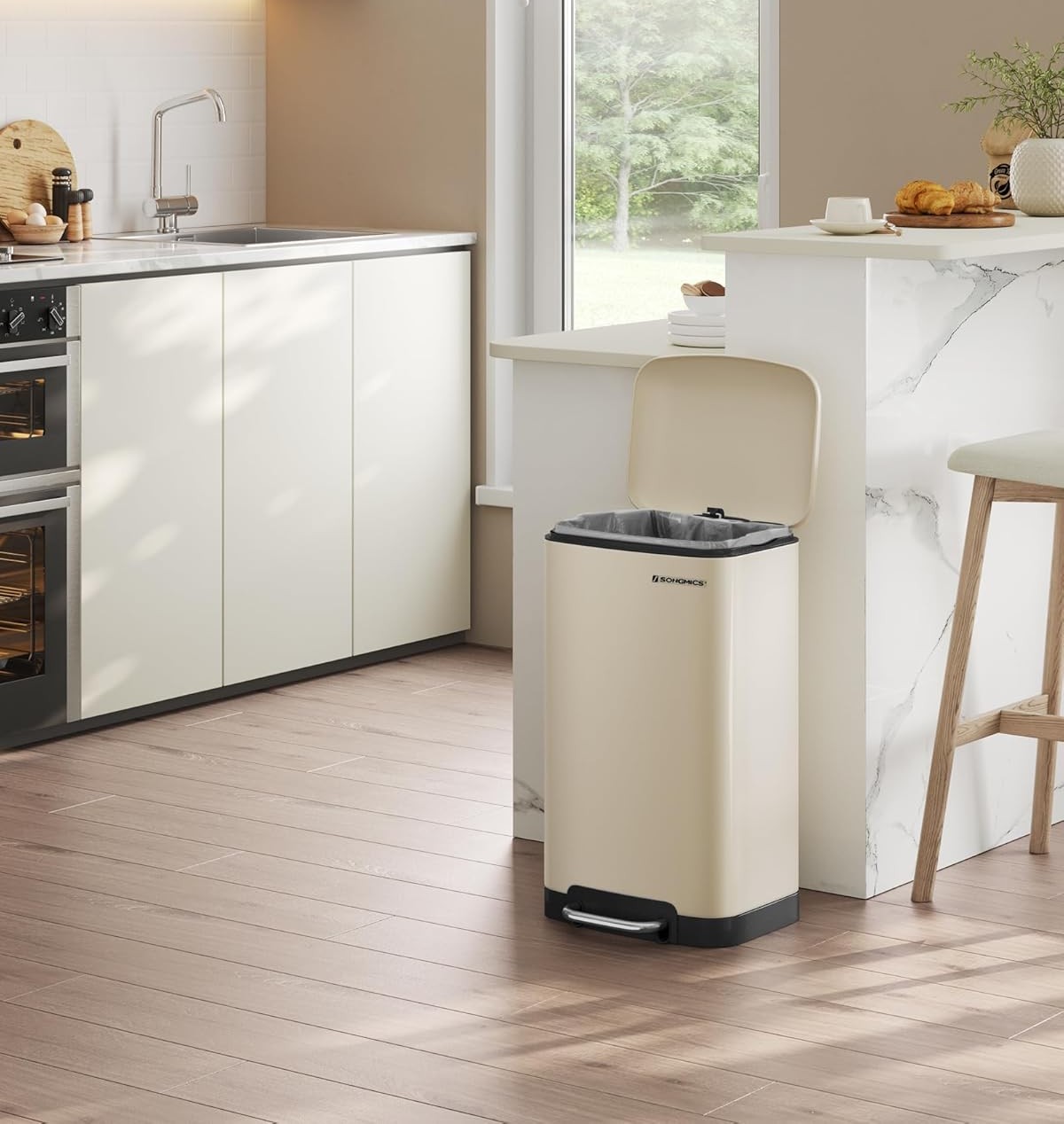 Įvairios šiukšliadėžės su dangčiais.