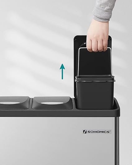 Įvairios šiukšliadėžės su dangčiais.