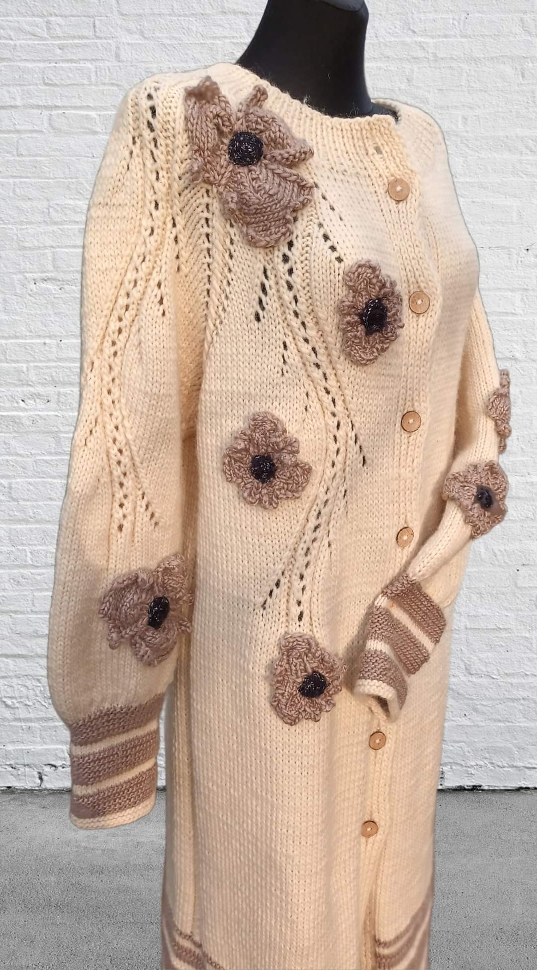 Rankų darbo megztas paltukas