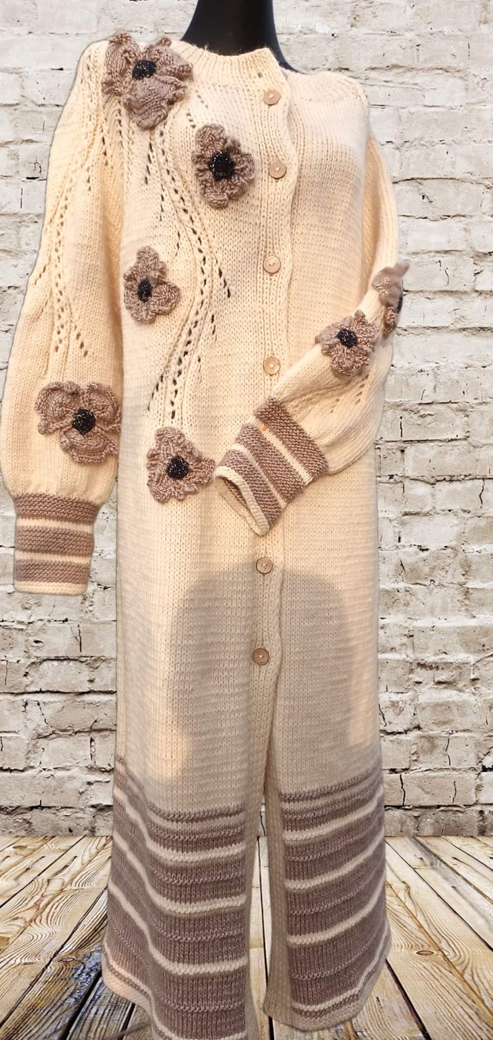 Rankų darbo megztas paltukas