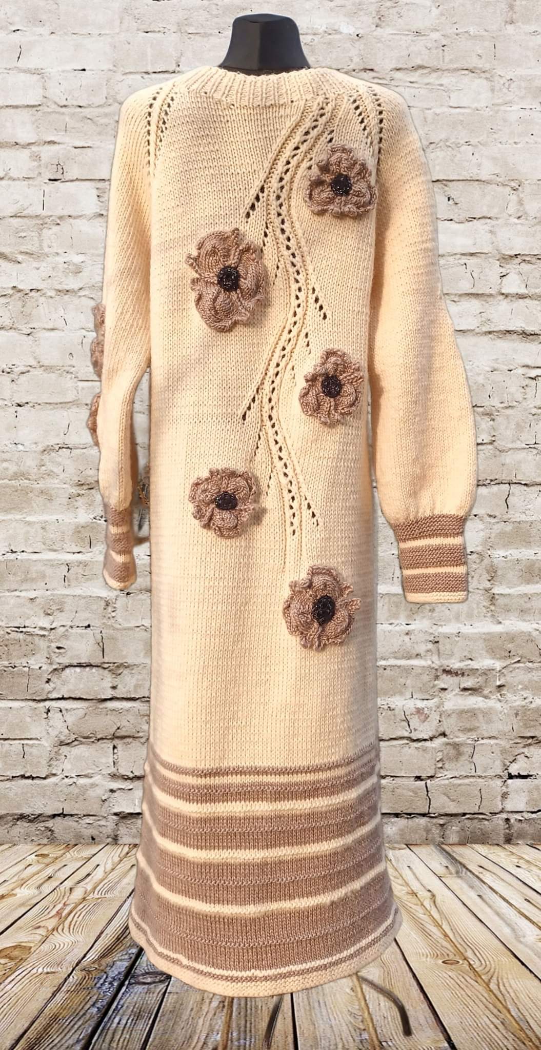 Rankų darbo megztas paltukas