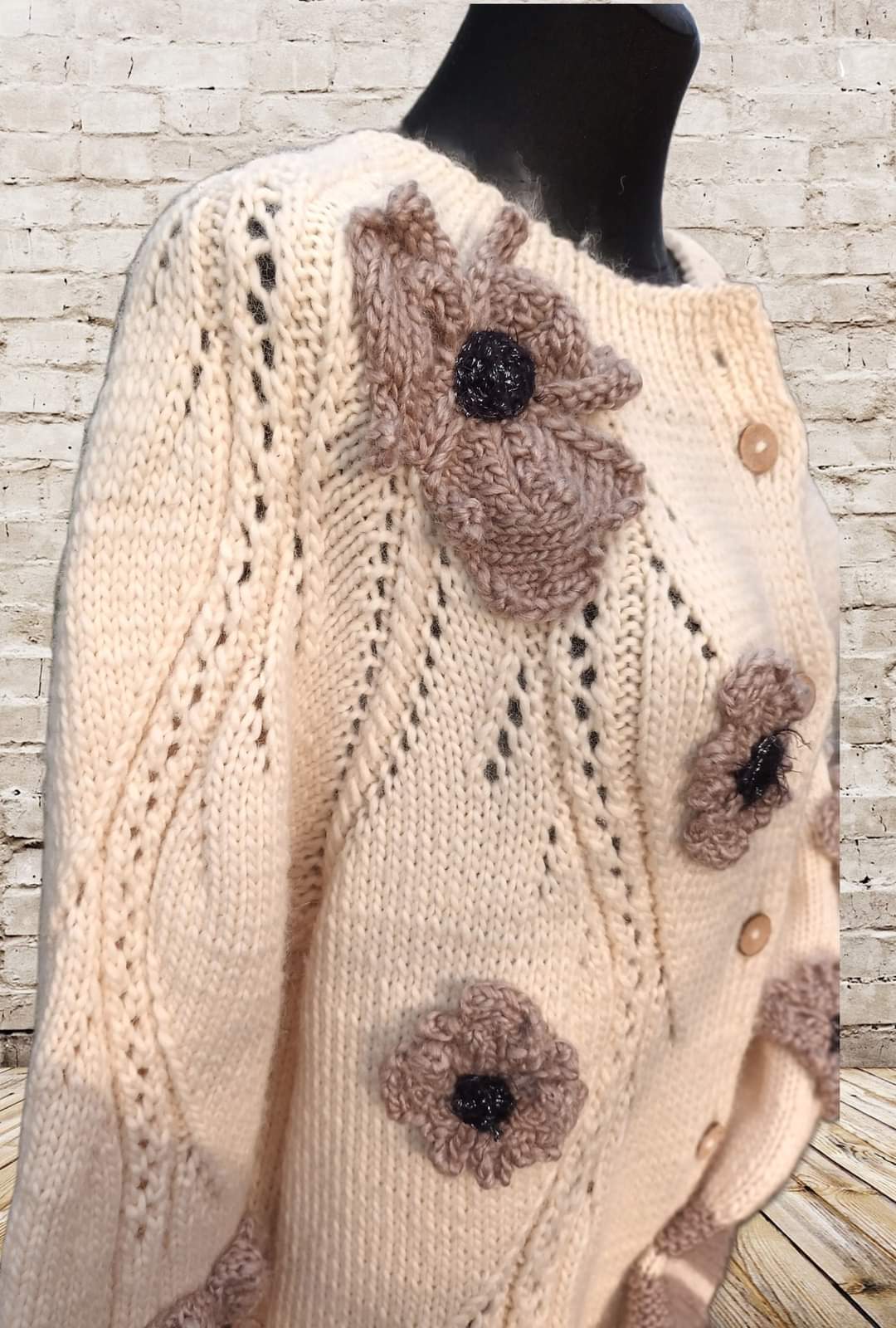 Rankų darbo megztas paltukas