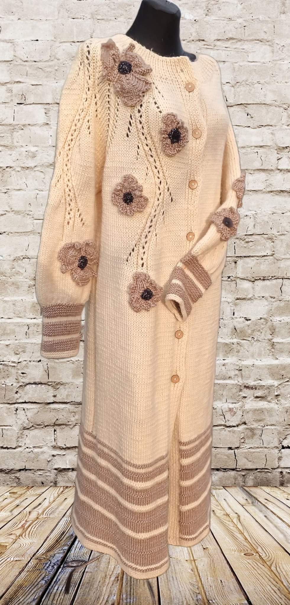 Rankų darbo megztas paltukas