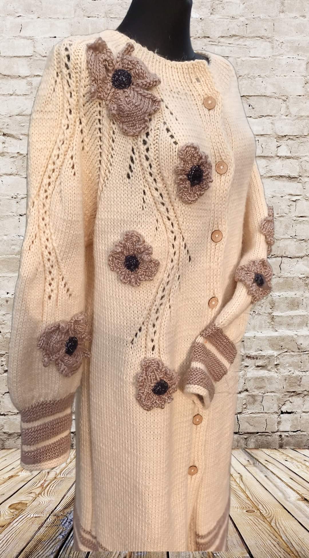 Rankų darbo megztas paltukas