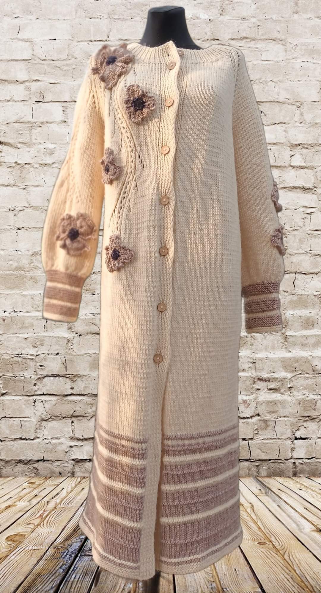 Rankų darbo megztas paltukas