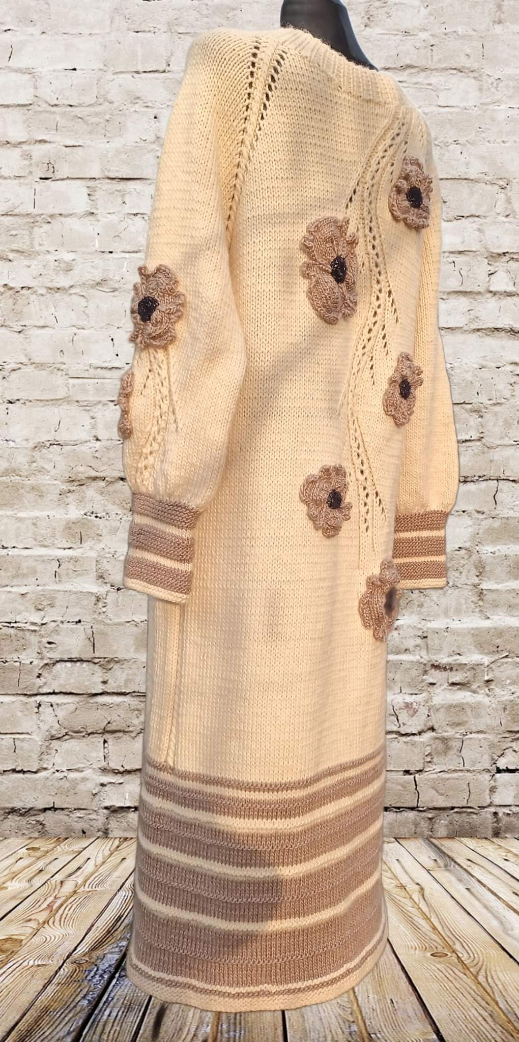 Rankų darbo megztas paltukas