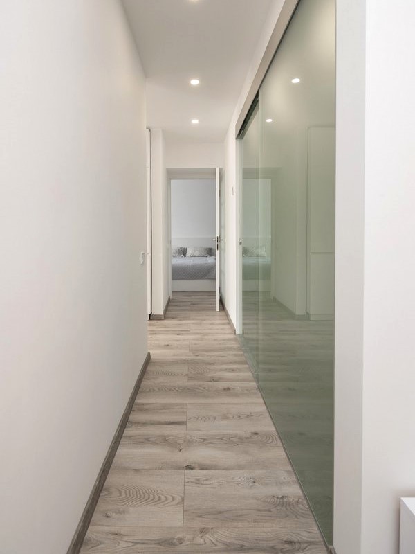 Renovuotame name, parduodamas erdvus 2 kambarių butas.