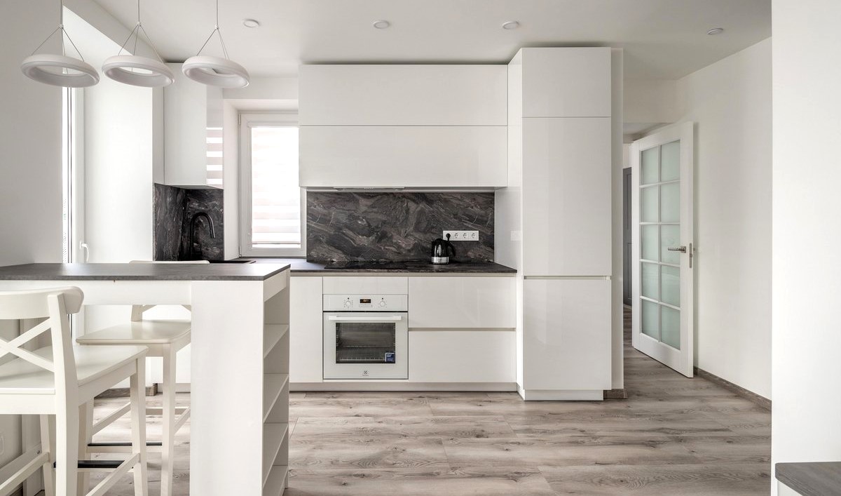 Renovuotame name, parduodamas erdvus 2 kambarių butas.