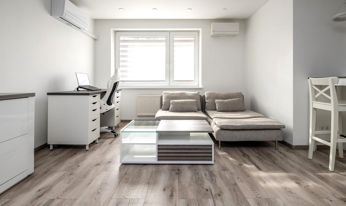 Renovuotame name, parduodamas erdvus 2 kambarių butas.