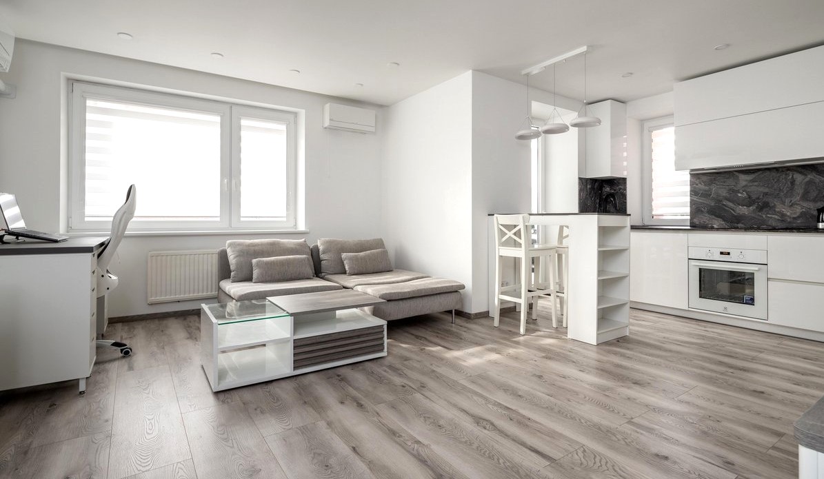 Renovuotame name, parduodamas erdvus 2 kambarių butas.