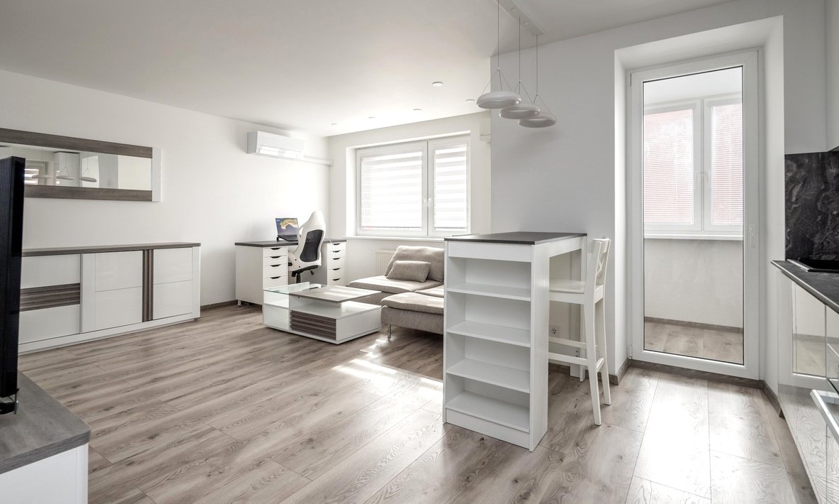 Renovuotame name, parduodamas erdvus 2 kambarių butas.