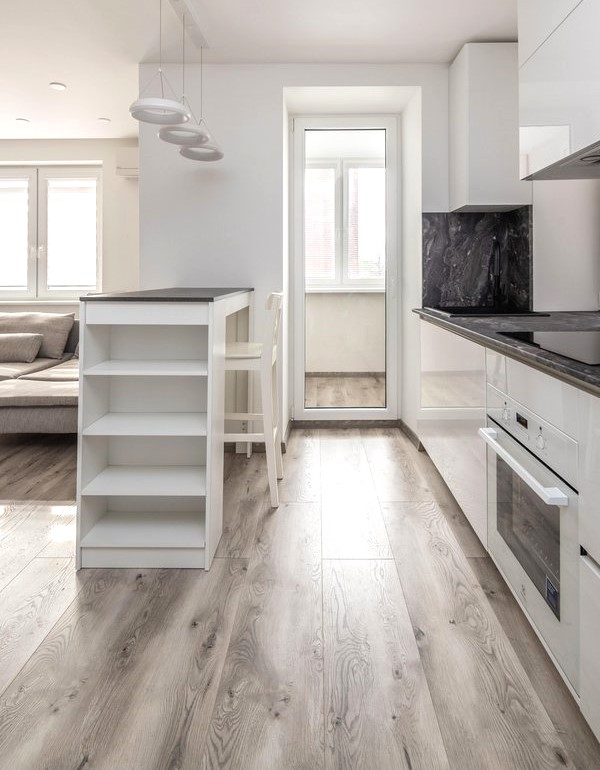 Renovuotame name, parduodamas erdvus 2 kambarių butas.