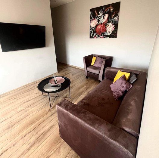 Miesto centrinėje dalyje butas su atskiru įėjimu